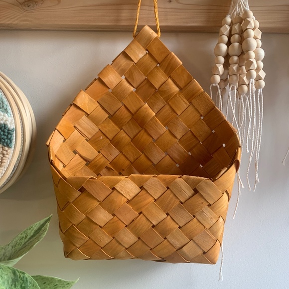 Woven wood hanging basket - Picture 2 of 4